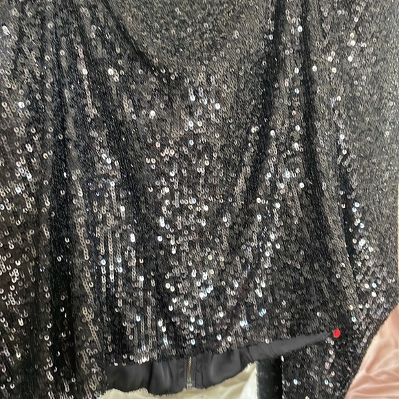 ✨✨🪩RAMY BROOK NEW YORK sequins zipper back cap sleeve blouse 😎 - Picture 6 of 12